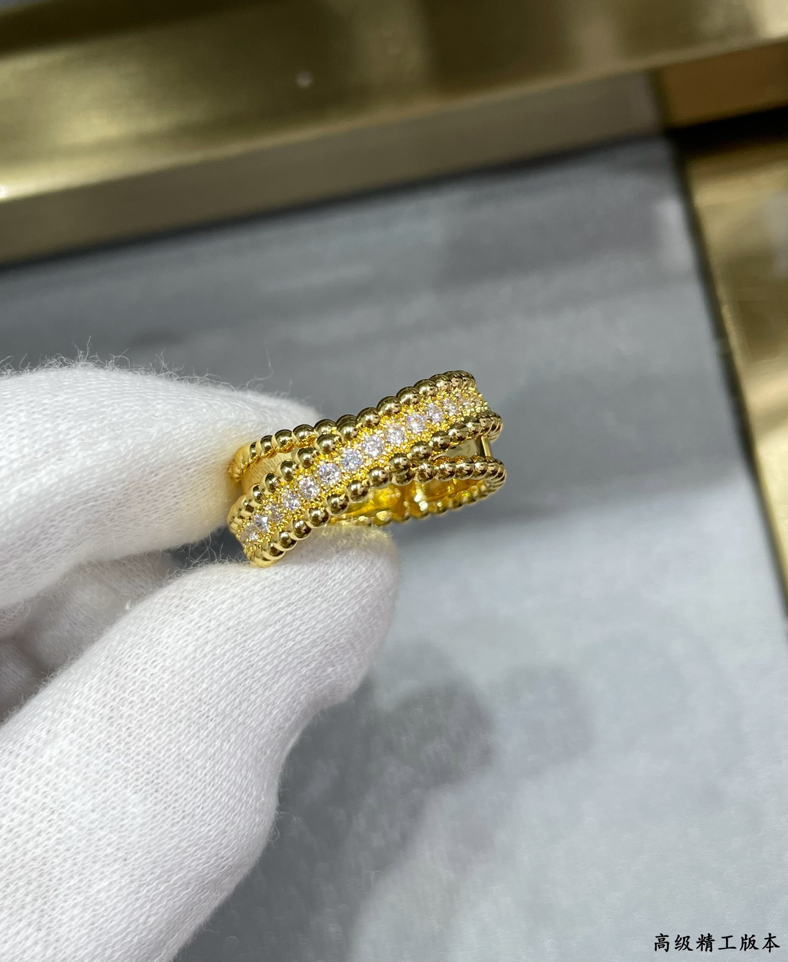 V*N CL*F & arpels double hoop ring
