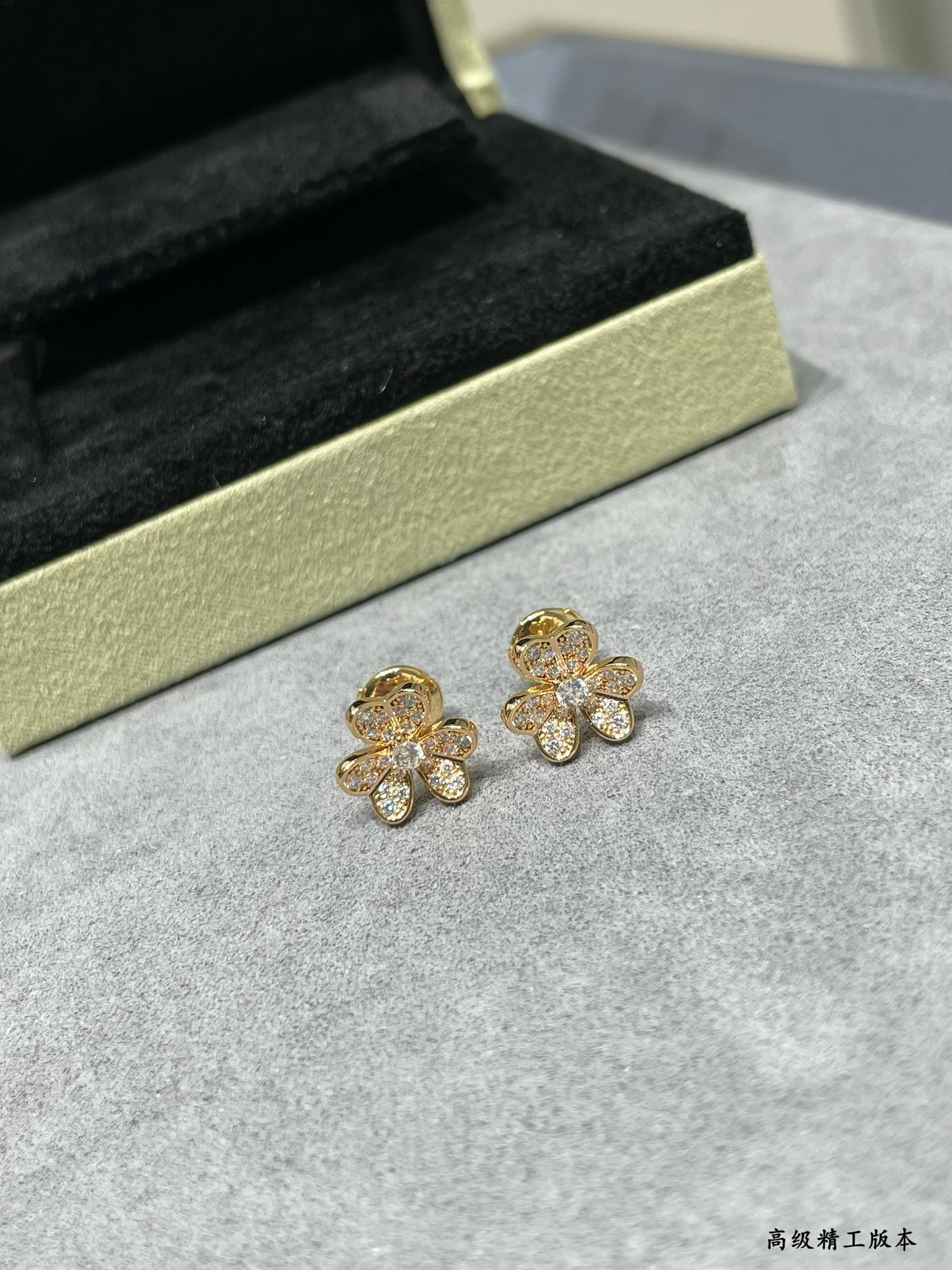v*n cl*f & arpels mini Di*m*nd clover earrings