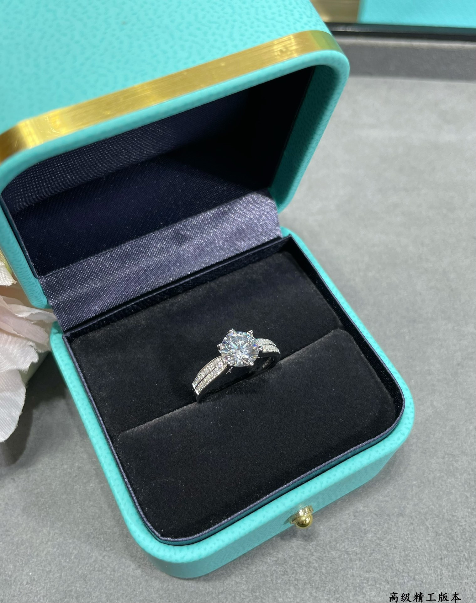 t*f*ny & co. setting 2 carat Di*m*nd ring with star motif ag925