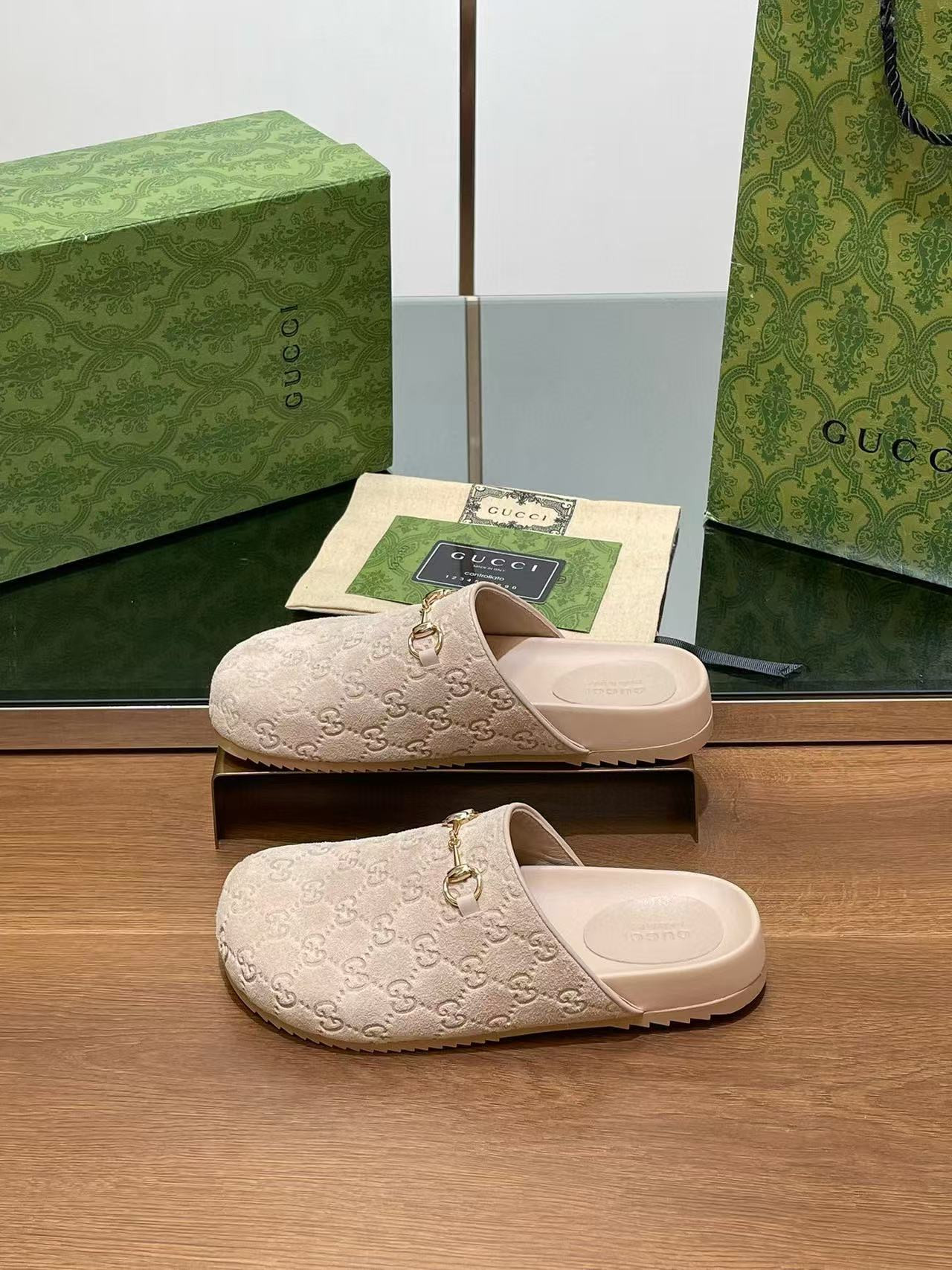 ua G*u*i slipper