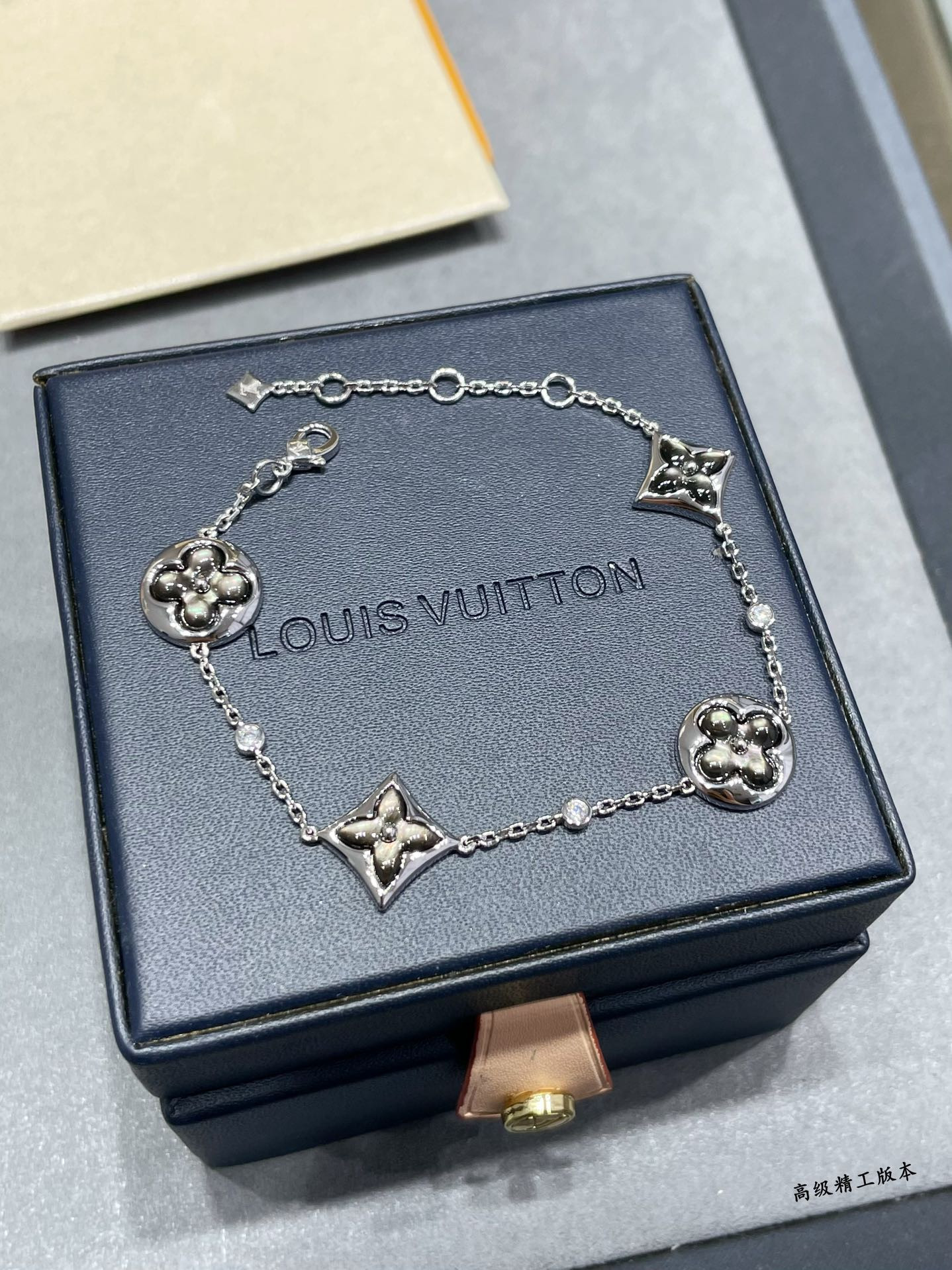 l0*is V*t0n large four-flower natural gray mother-of-pearl bracelet