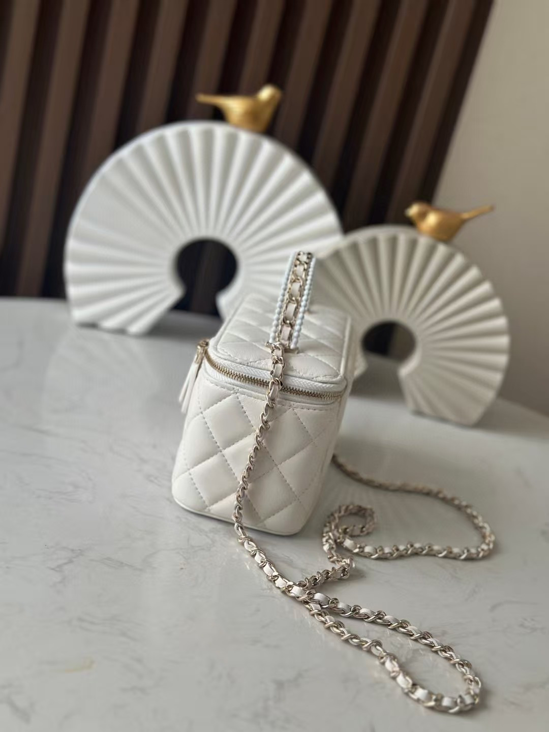 Ch*el vanity with chain 9.5x17x8cm