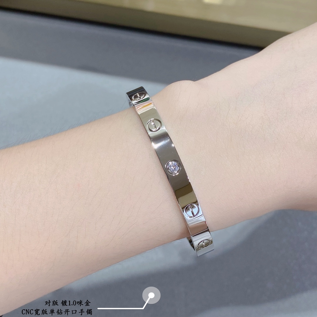 ca*t*er wide single Di*m*nd open love bracelet