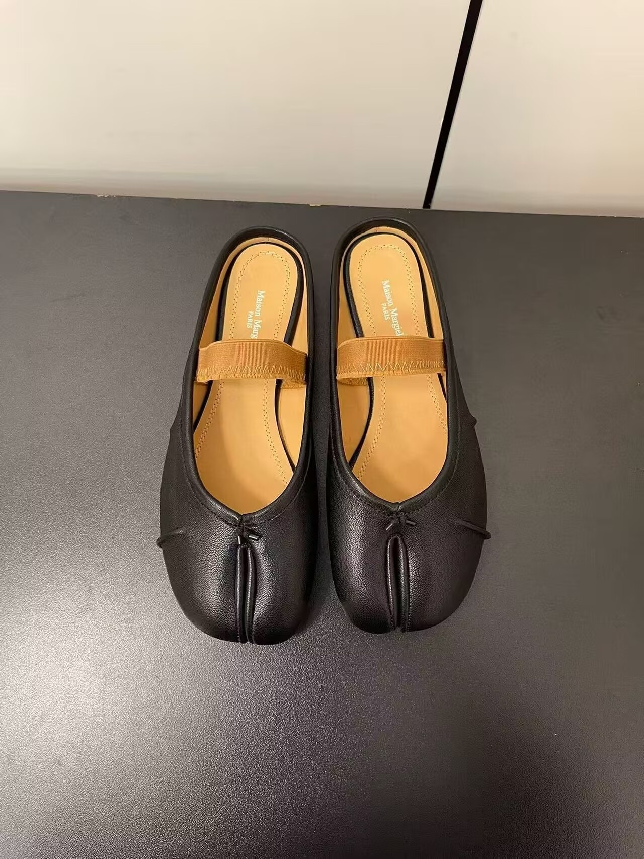 ua ma*s*n Ma*i*la split-toe leather ballerina mules black