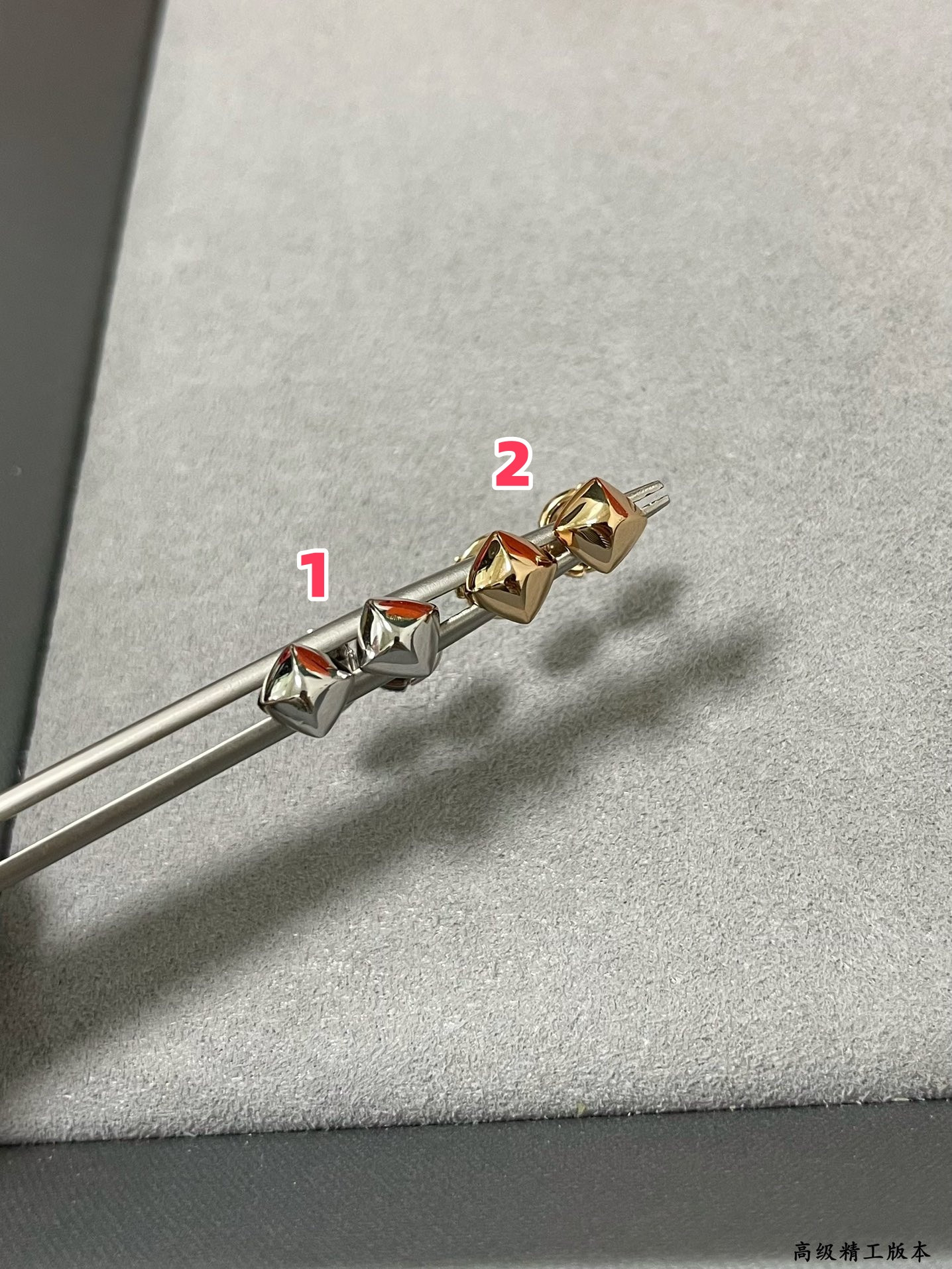 H**me5 single rivet smooth stud earrings