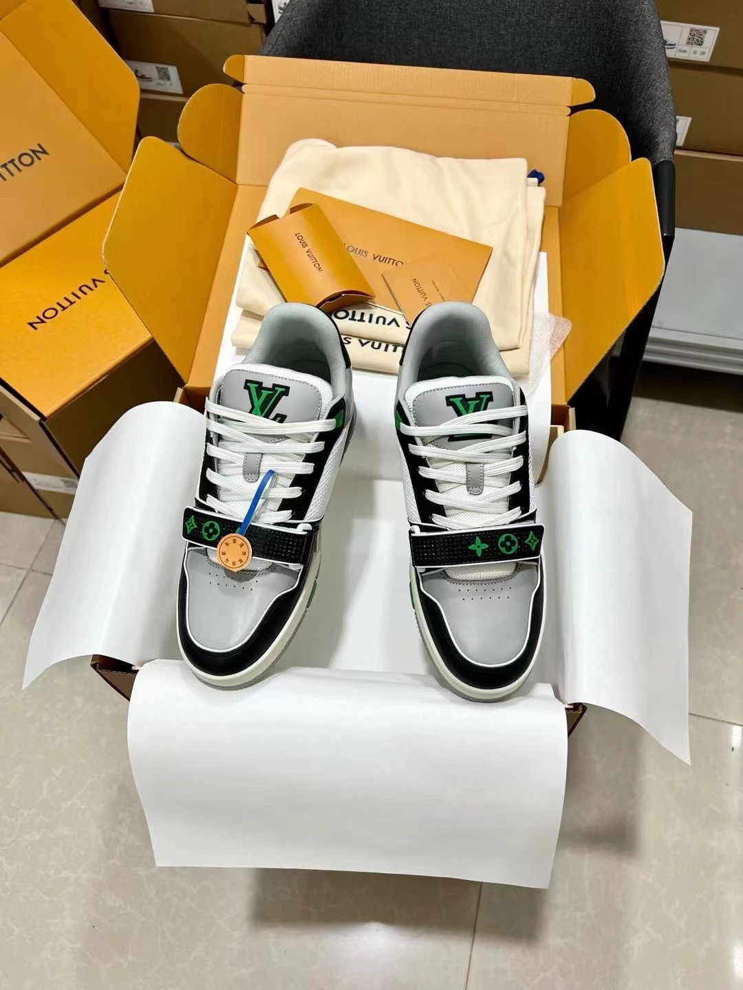 ua l0*is V*t0n lv trainer monogram strap black white green