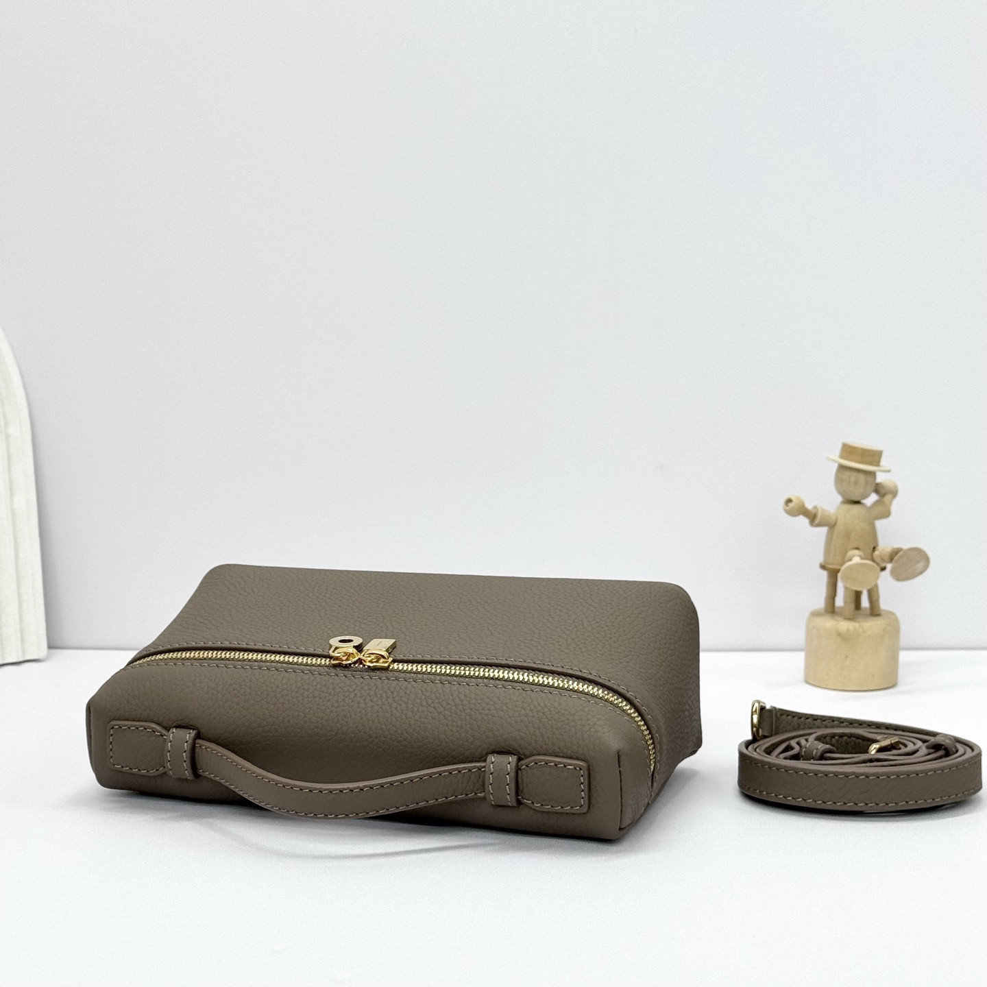 L**o p*ana extra pocket l19 grained calfskin 11 x 19 x 6.5 cm