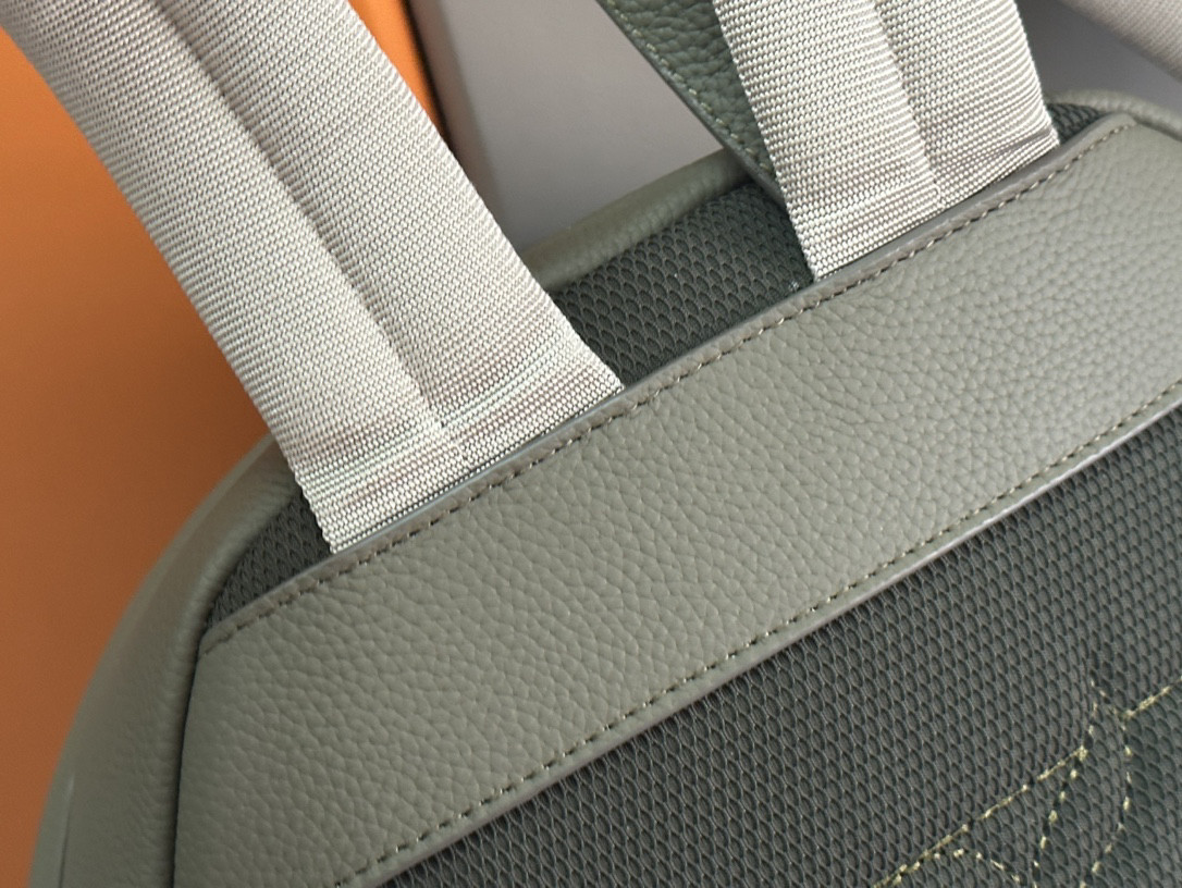 D*or rider 2.0 backpack  khaki D*or gravity leather and khaki grained calfskin 31 x 40 x 18 cm