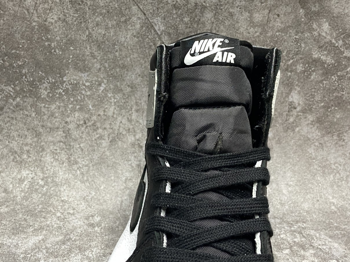 Air Jordan 1 Retro High Silver Toe