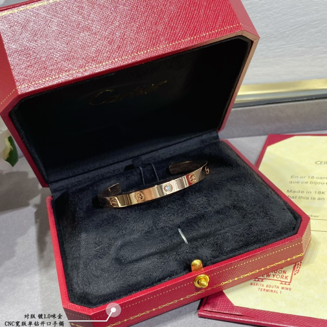 ca*t*er wide single Di*m*nd open love bracelet