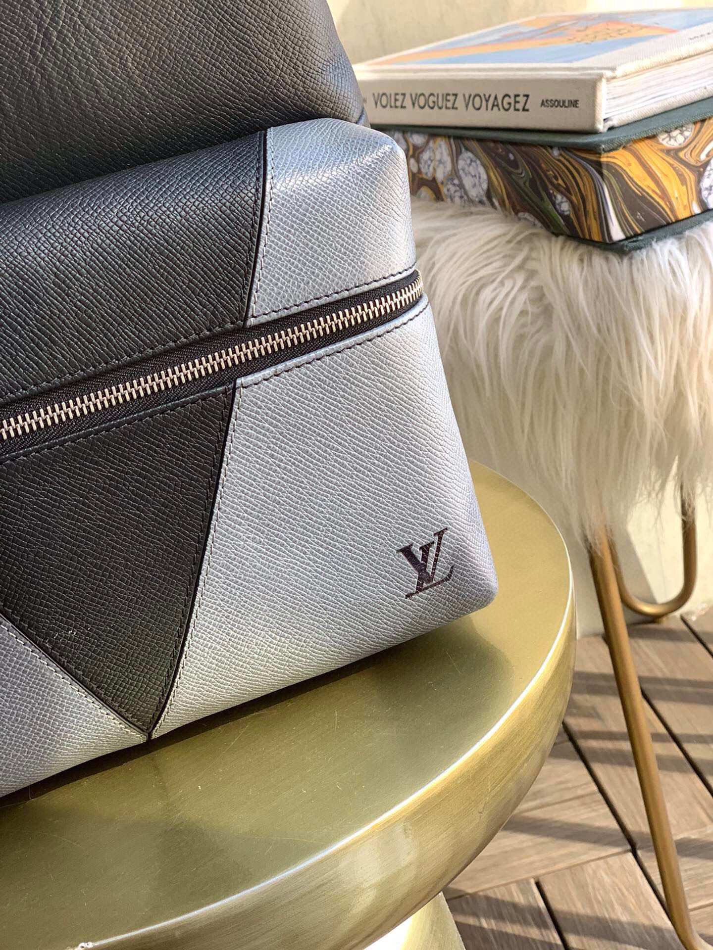 LV DISCOVERY BACKPACK M30728