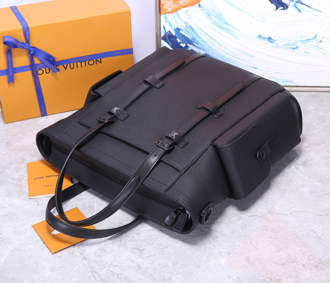 LV CHRISTOPHER TOTE M58479