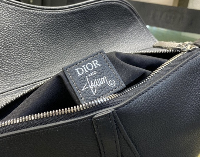 ch**an D*or x shawn stussy grained calfskin saddle 26 x 19 x 4.5 cm