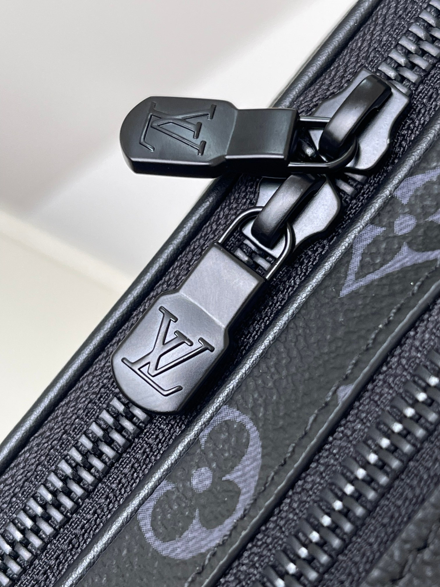 LV M46955 Alpha Messenger 9.4 x 6.3 x 3.1 inches