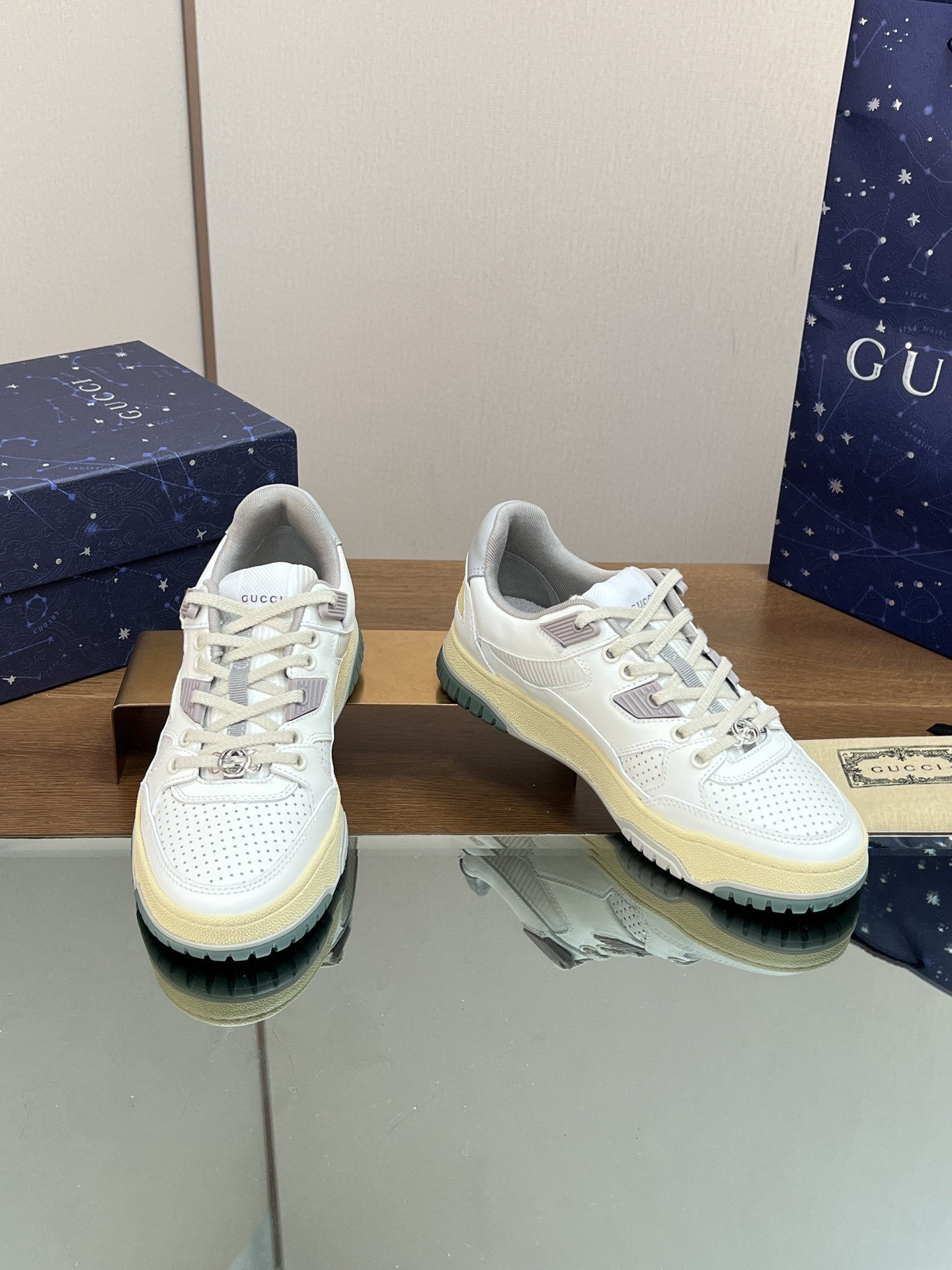 ua G*u*i low-top sneaker