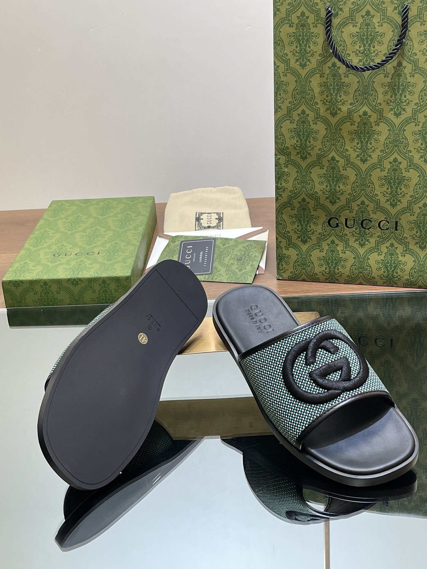 ua G*u*i interlocking g slide sandal