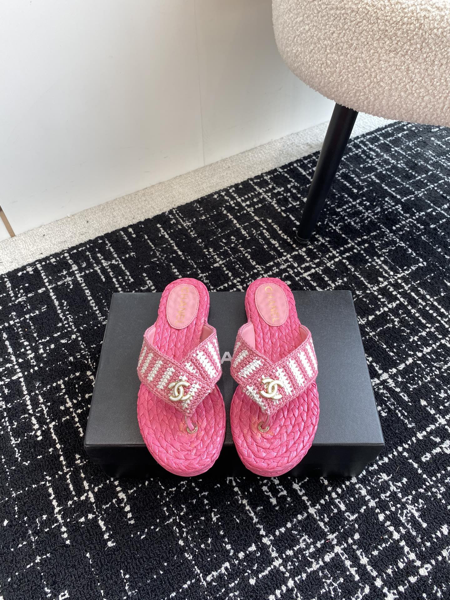 ua Ch*el thongs slides