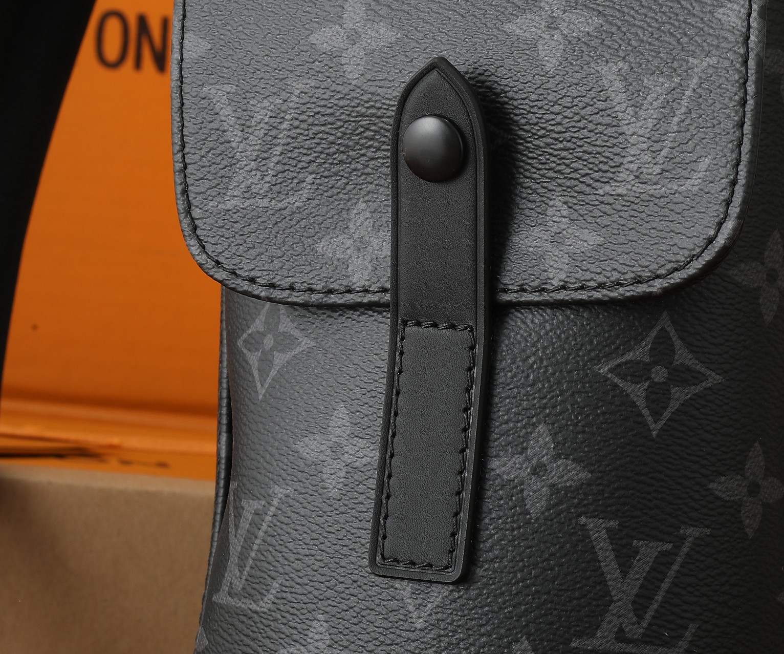 LV Christopher MM M43736 15 x 17.3 x 4.9 inches