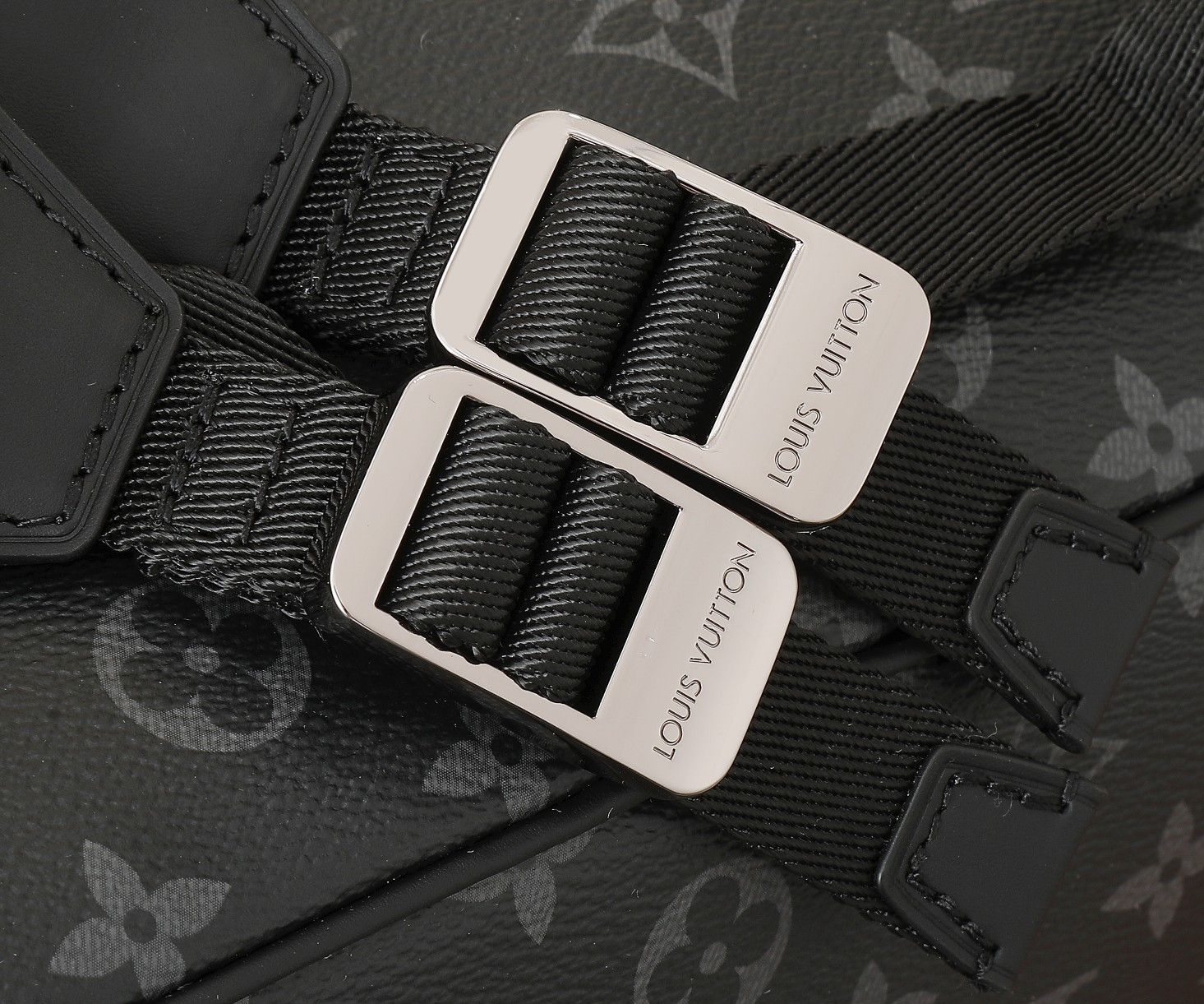 LV Christopher MM M43736 15 x 17.3 x 4.9 inches