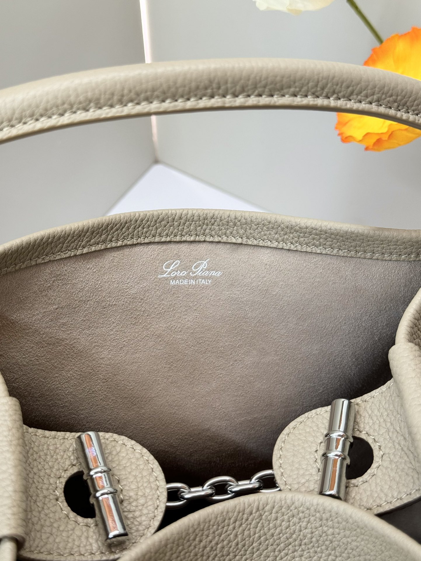 L**o p*ana large bale bag grained calfskin 24 x 20 x 27 cm