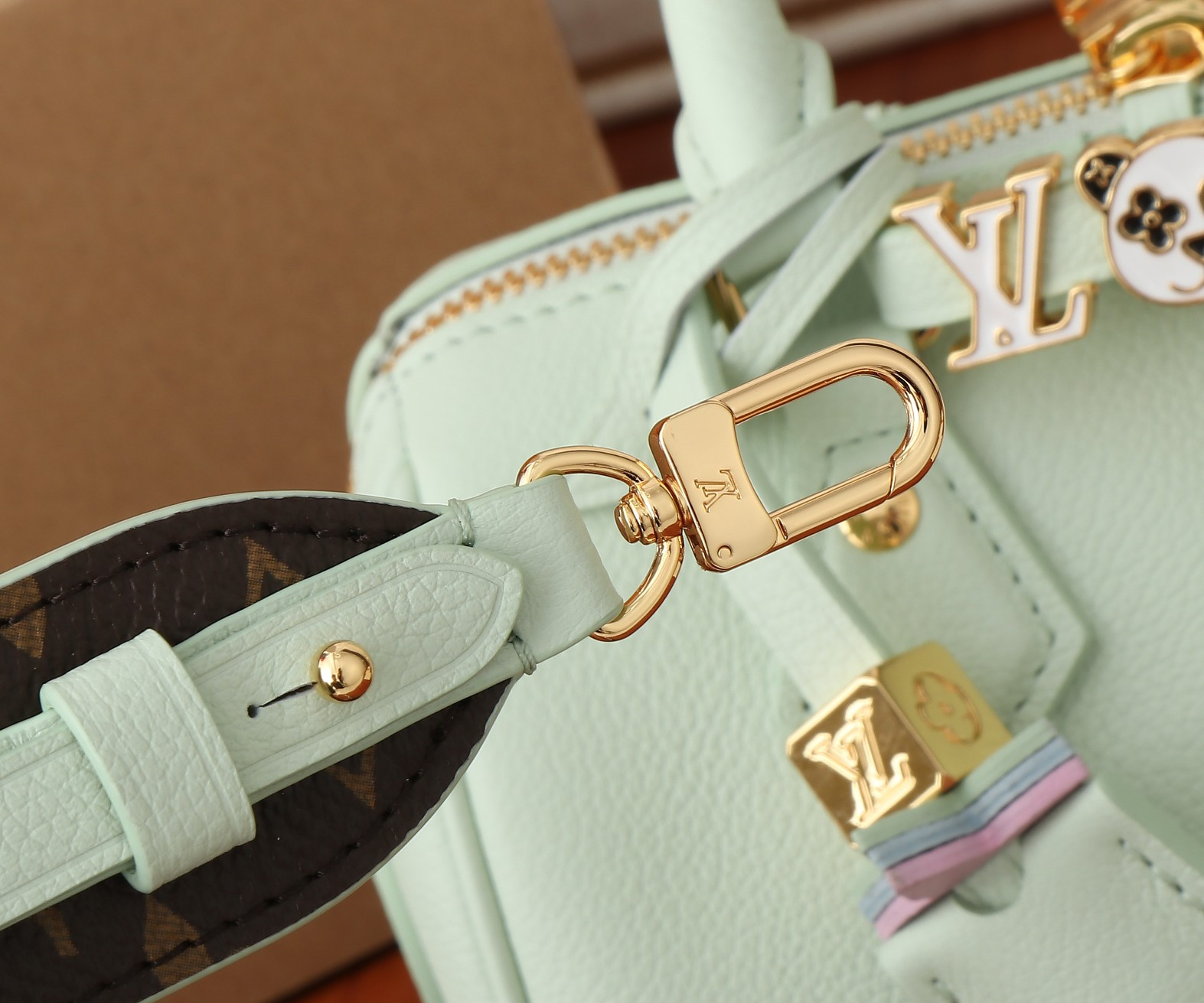 LV Speedy 18 M24605 18x12.5x11CM