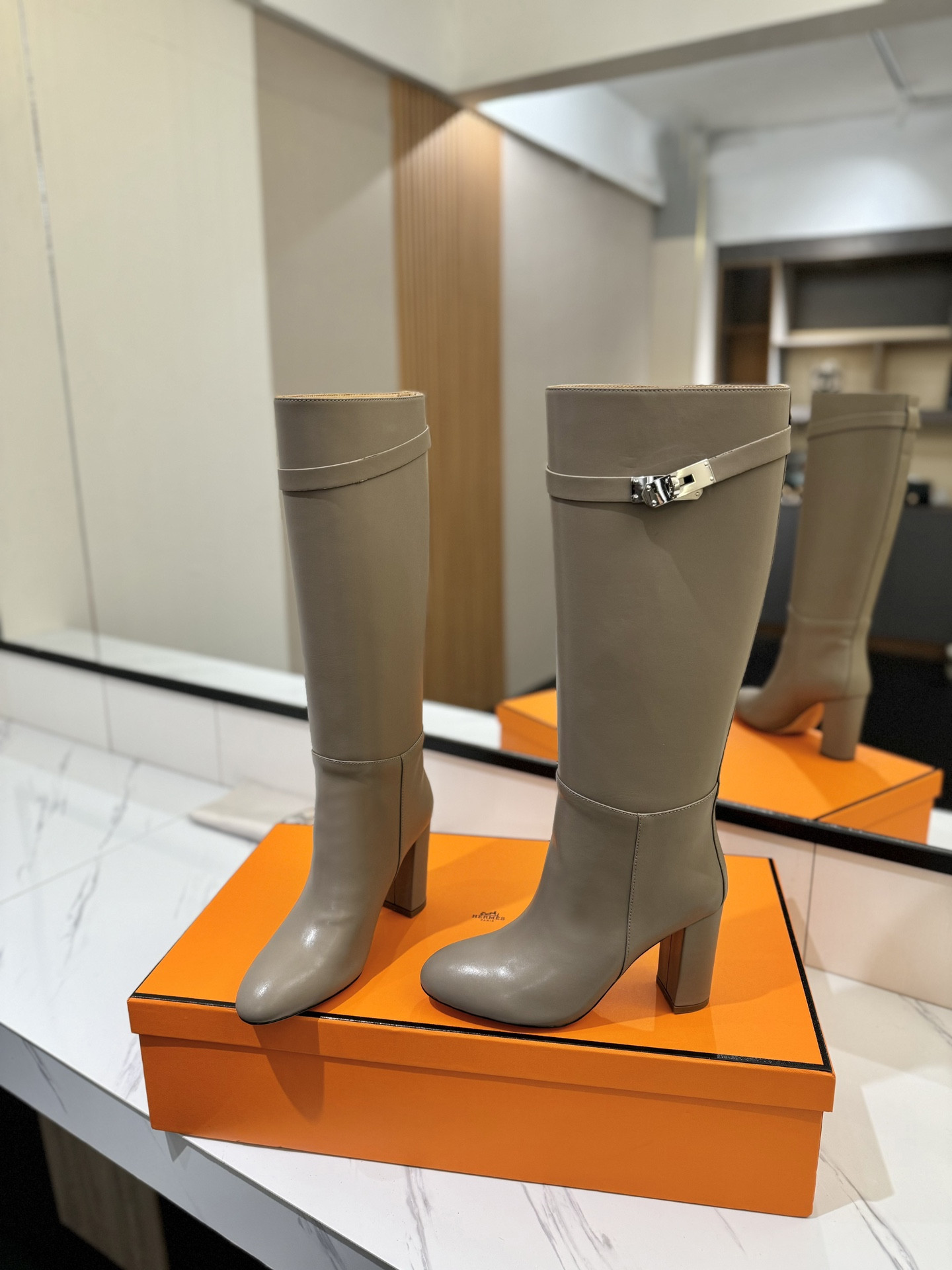 ua H**me5 jumping boots (heel height 8.5cm)