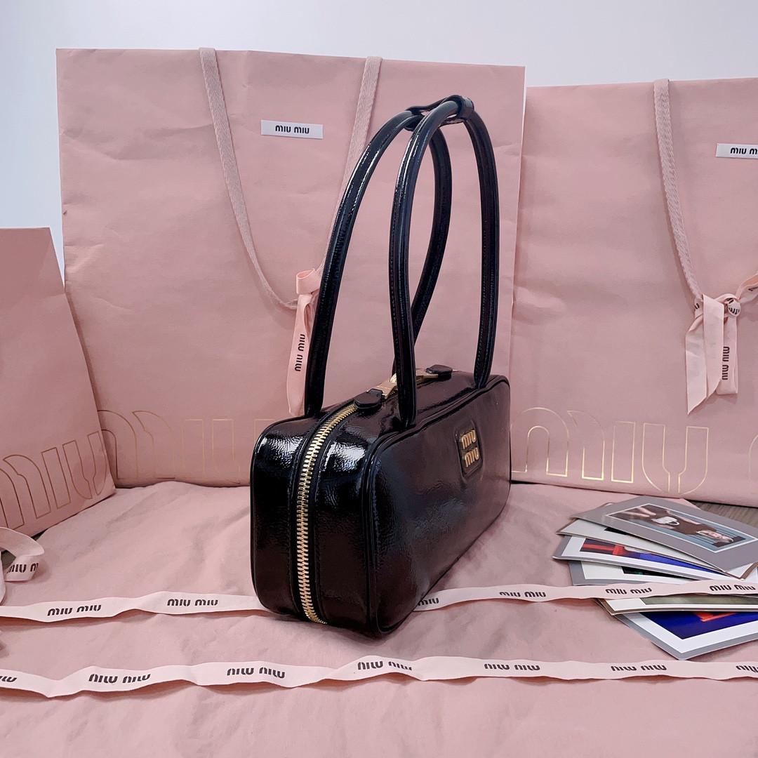 Miu Miu Beau naplak patent leather bag 12x27x8cm