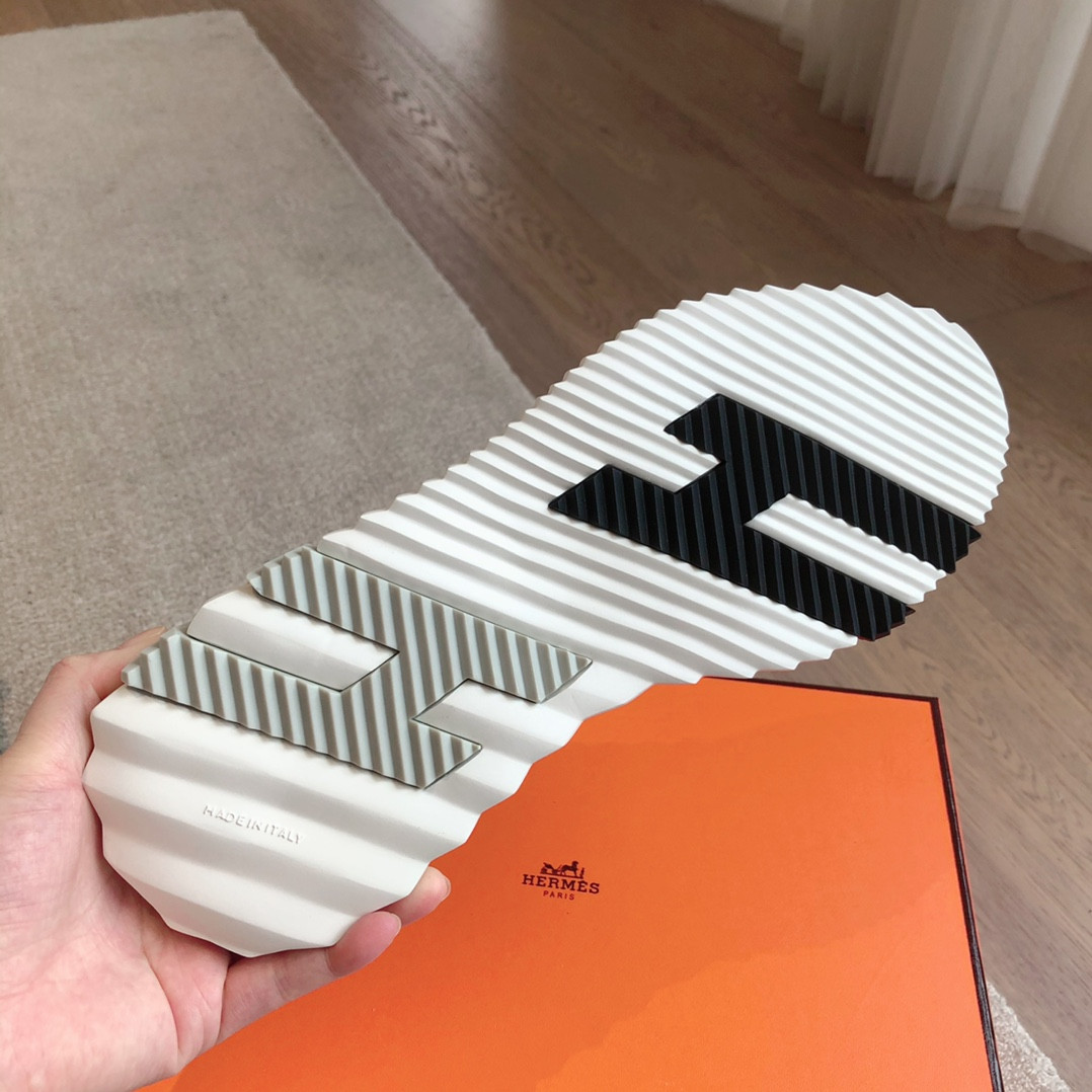 ua H**me5 bouncing sneaker
