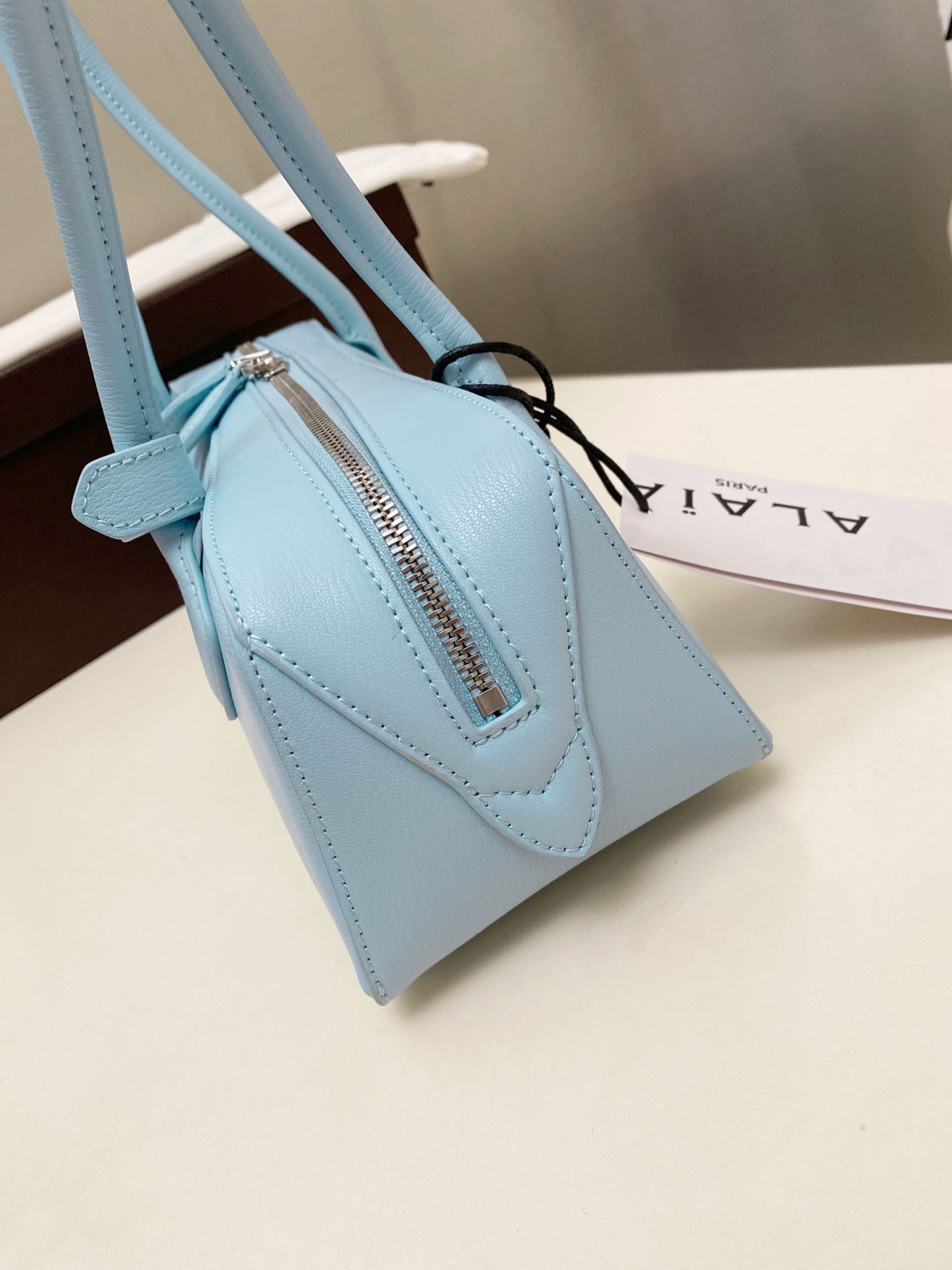 ALAÏA LE TECKEL MEDIUM BAG 33x11x10cm
