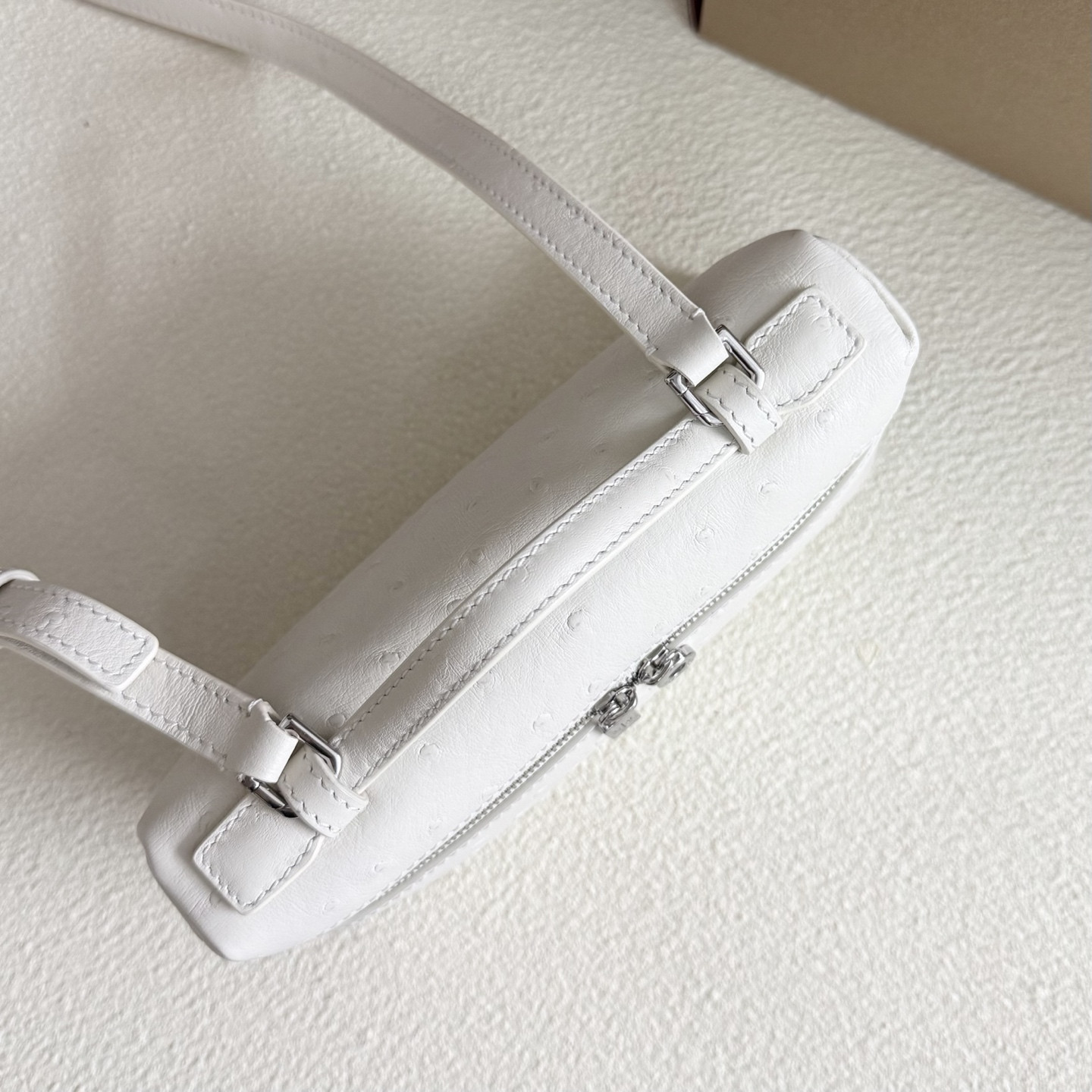 L**o p*ana extra pocket l19 ostrich-grained leather 11 x 19 x 6.5 cm