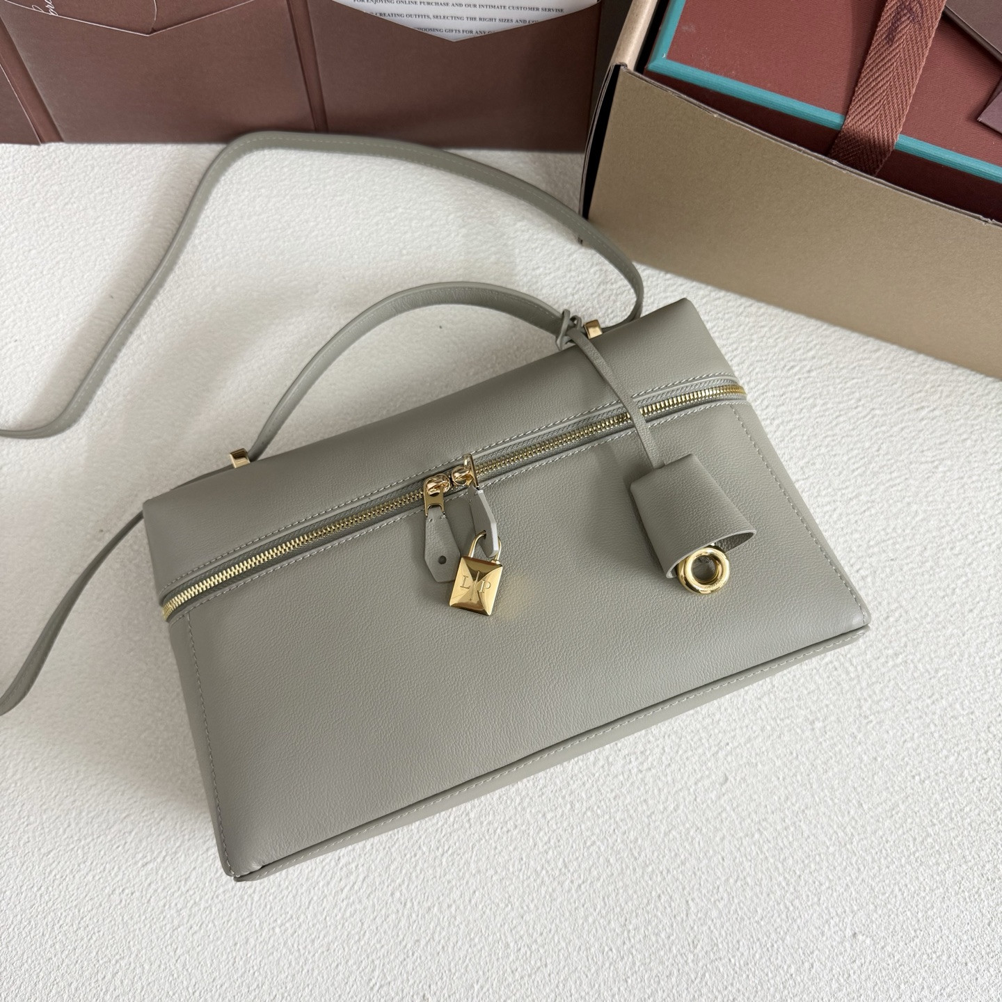 L**o p*ana extra pocket l27 calfskin 16x27x10cm