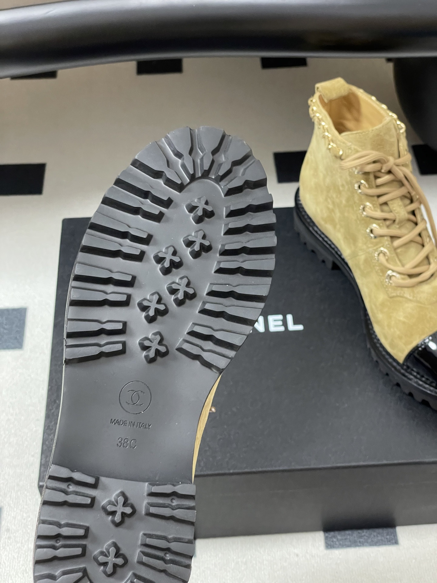 ua Ch*el boots