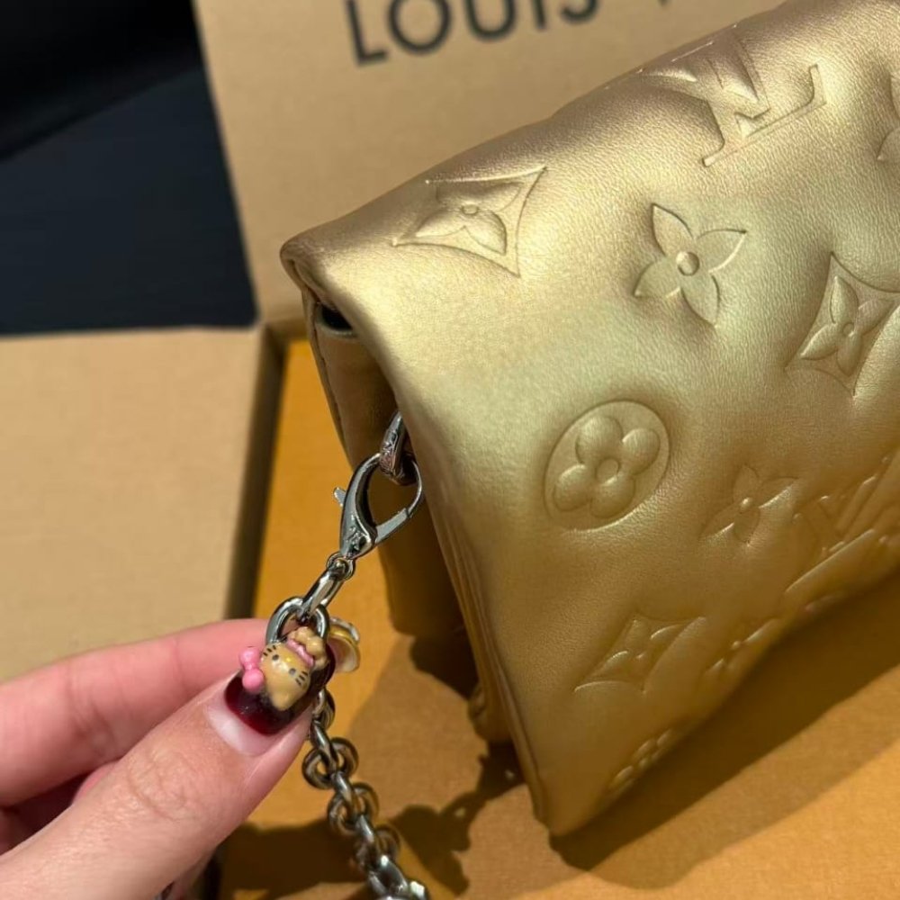 L0vis Vvtt0n Pochette Coussin Monogram Gold 20Cm M80999
