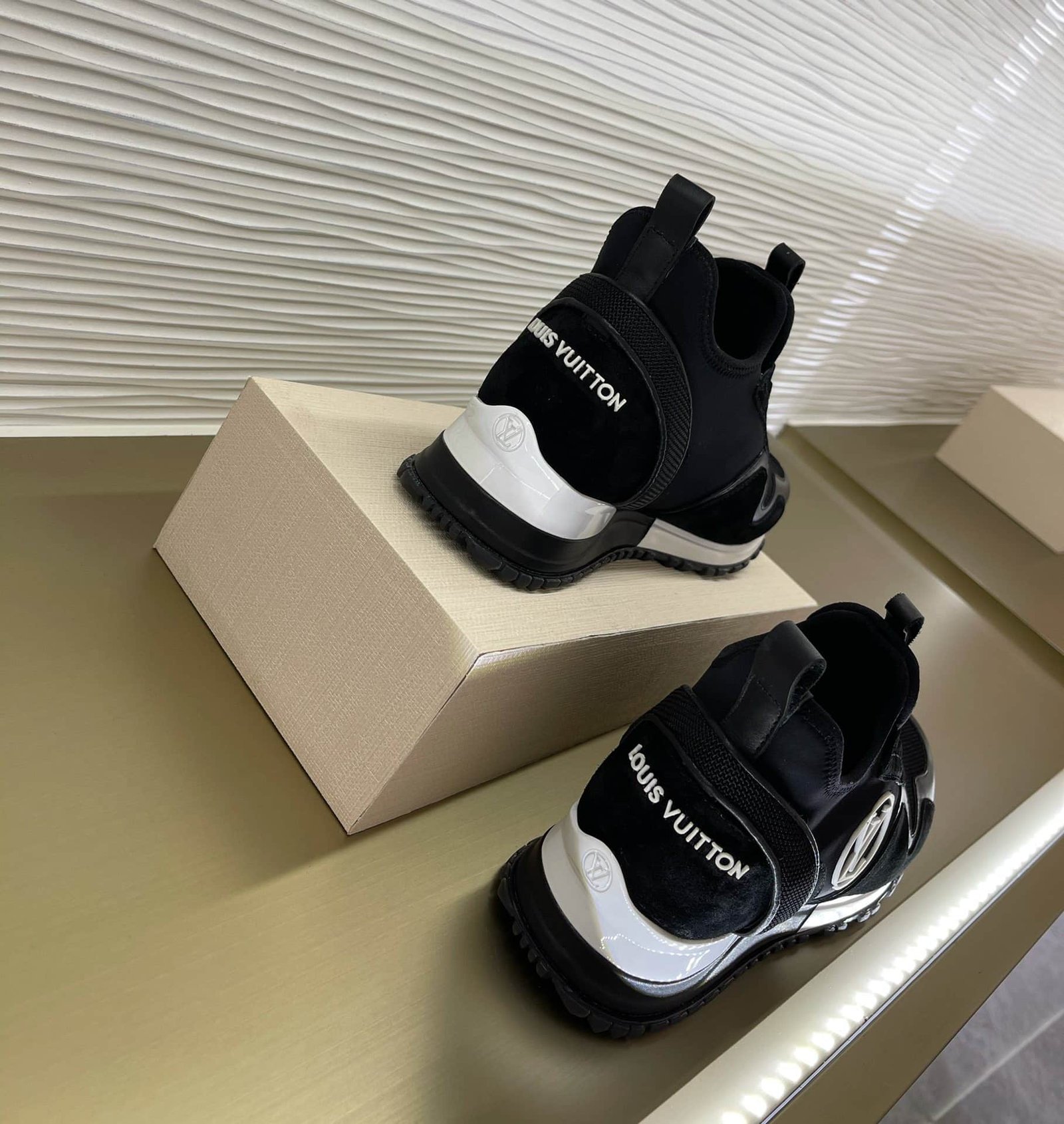L0vis Vvtt0n Run Away Sneaker Black 1A9Er7