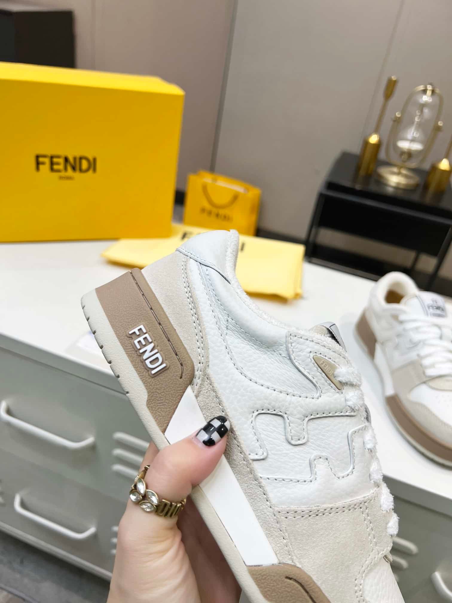 F**di Match Suede Low Tops White 8E8252Ahh2F1Fhs