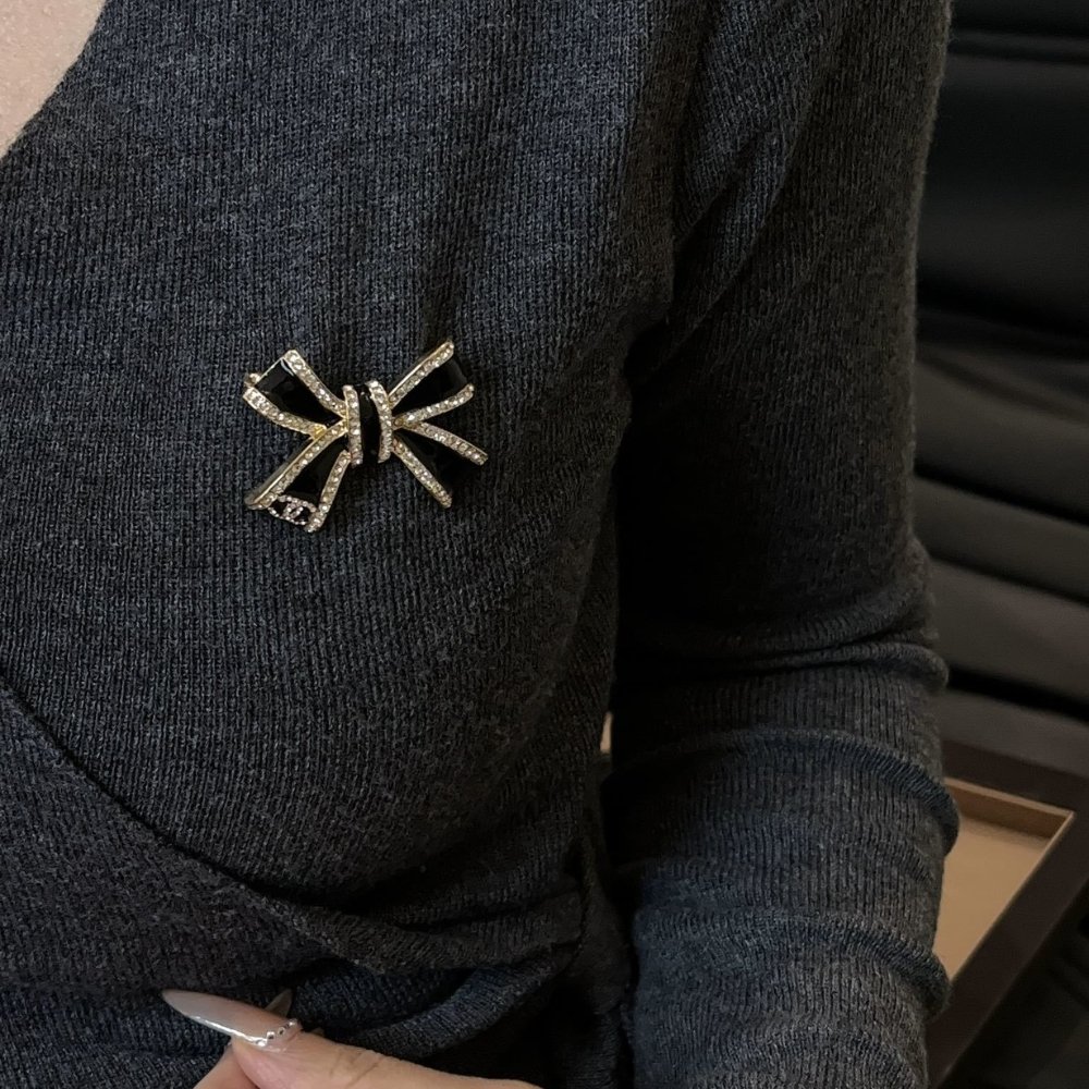 Ch**el Brooch Metal Resin And Strass Gold Abg399 B21903 U3573