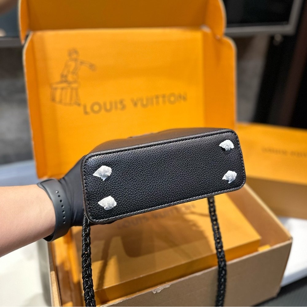 L0vis Vvtt0n Capucines Mini Matte Black 21Cm