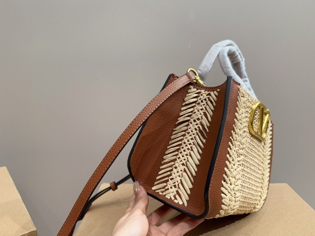 Va1e*ntin0 Garavani Vlogo Signature Handbag With Raffia Embroidery 22Cm