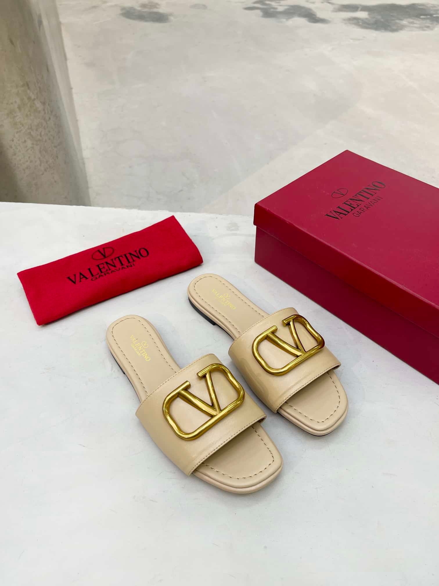 Va1e*ntin0 Garavani Vlogo Signature Slide Sandal Beige